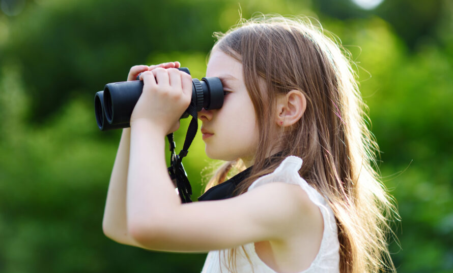 Naturum Getterön flicka som tittar genom kikare