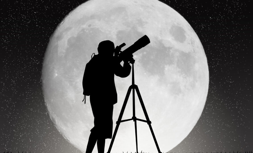 Person med teleskop och månen i bakgrunden.