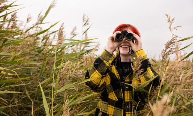 Naturum Getterön flicka med kikare