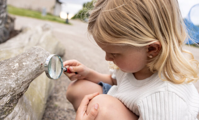 Naturum Getterön, flicka med förstoringsglas