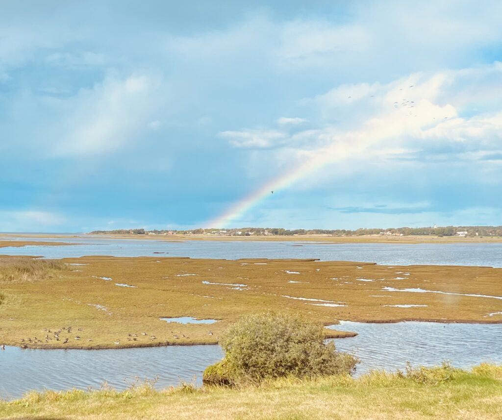 Regnbågen på himlen med reservatet innanför.