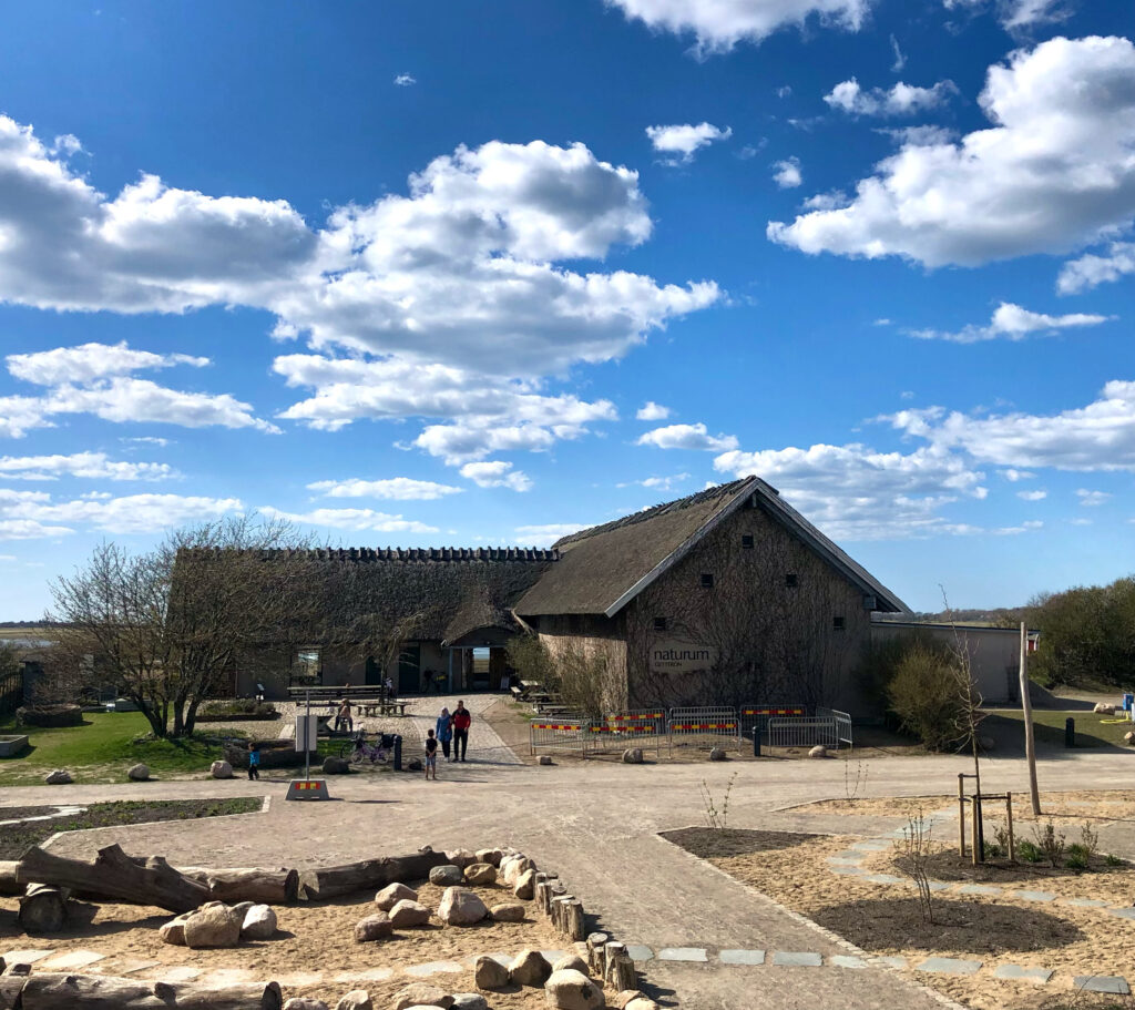 Naturumhuset med blå himmel och moln