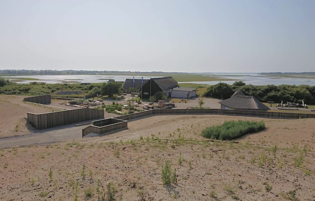 Utsikt över naturum, reservatet och havet.