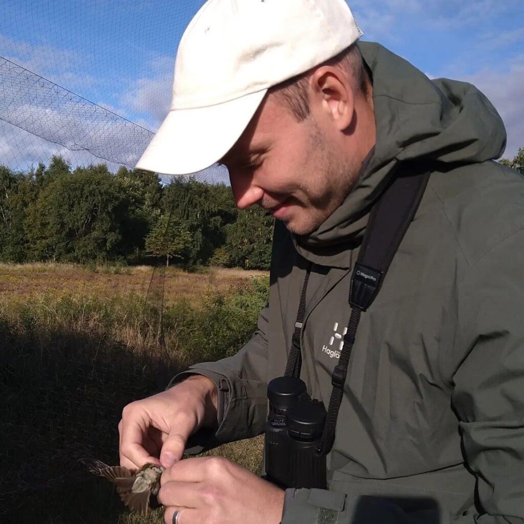 Eric håller i en fågel